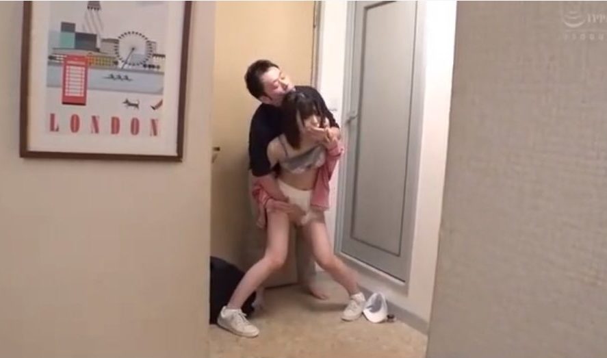 宅配にきた汗だく美脚お姉さんに媚薬を飲ませレイプ！脚ガクガク潮吹きお漏らし止まらない！