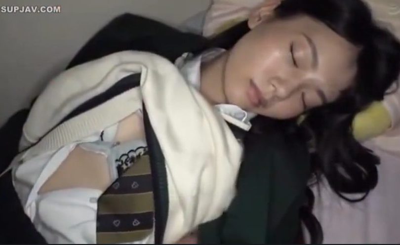 【美脚×レ●プ】昏睡状態の制服美少女JKが粘着ストーカーに犯される！