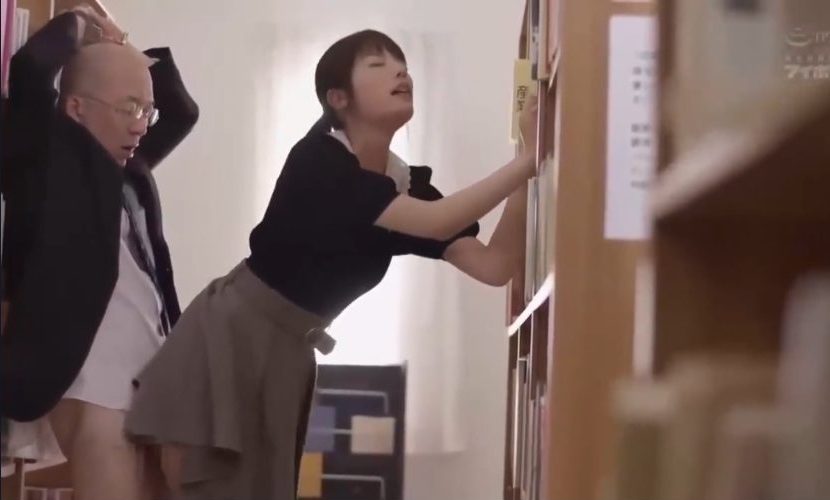 【楓カレン】美脚スレンダーお姉さんと図書館で着エロSEX！